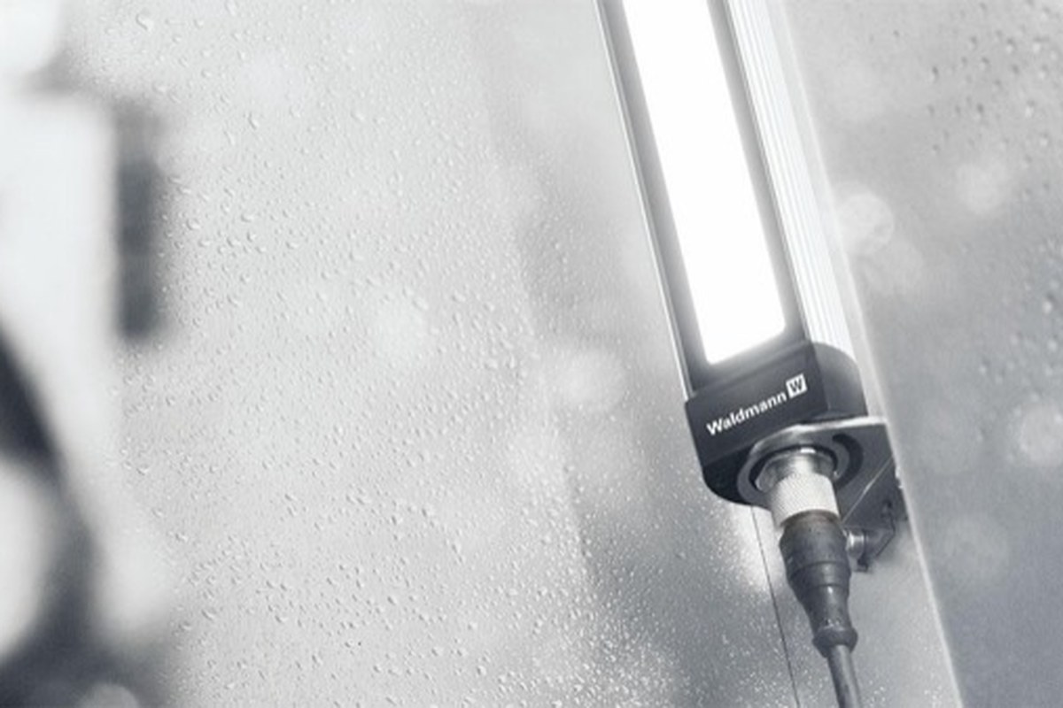 Réglette LED étanche MACH LED PLUS.forty sur une machine