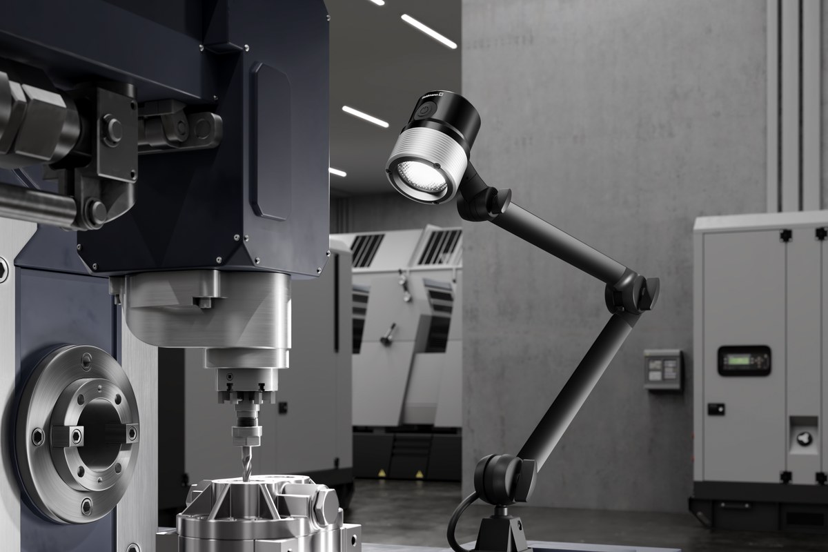 Spot LED ROCIA.focus sur bras articulé au-dessus d'une machine