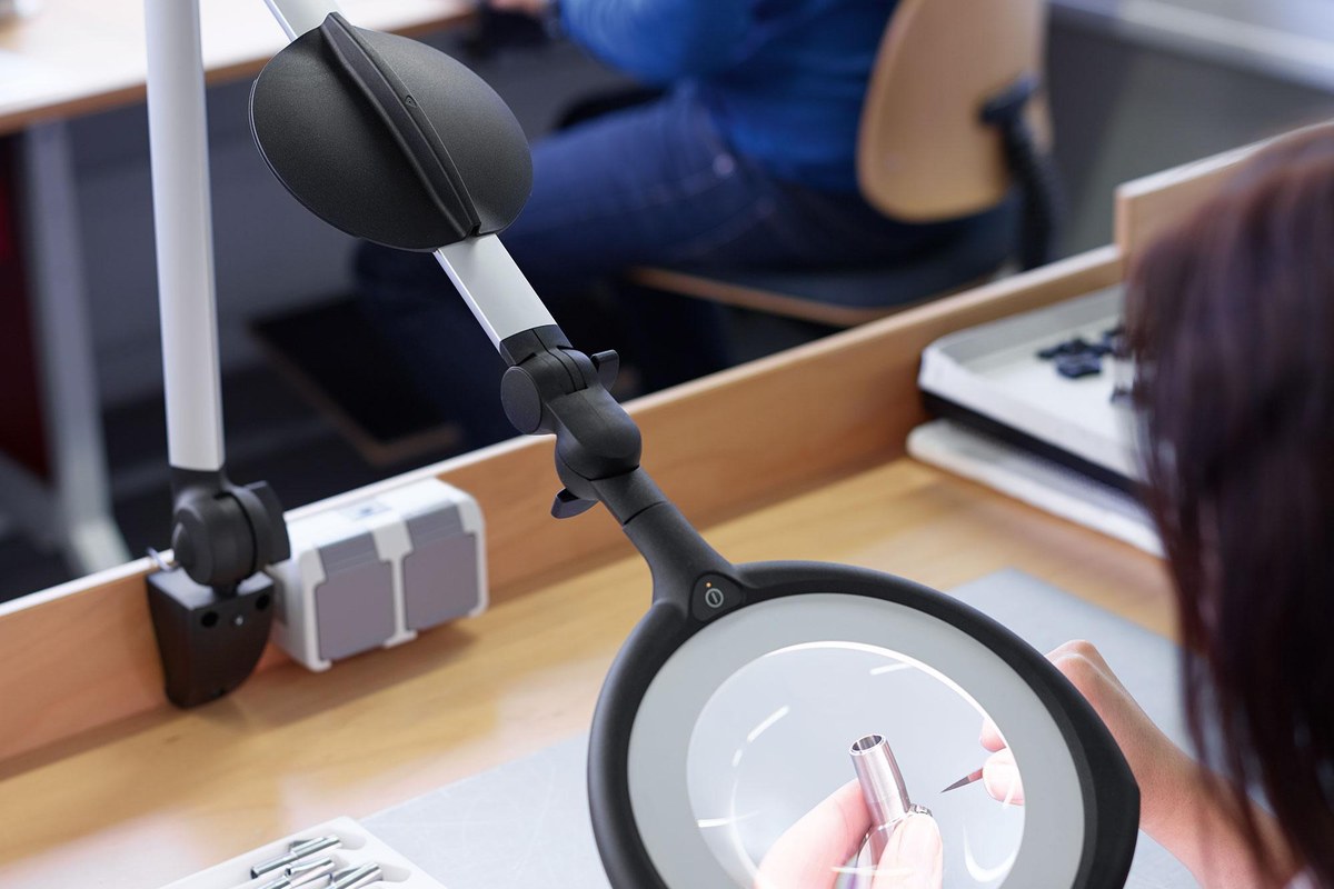 Lampe loupe LED TEVISIO au poste de contrôle qualité